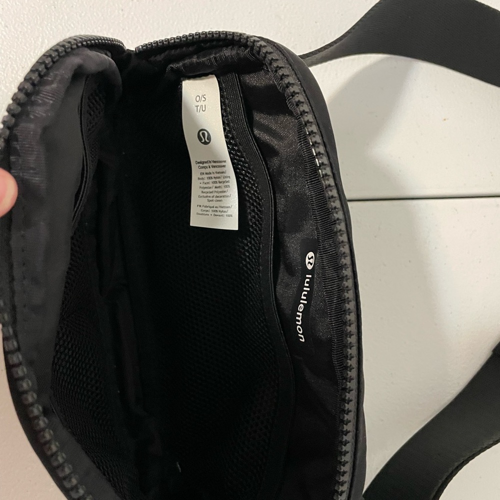 lululemon athletica Black Men's Sling Belt Bag - Picture 3 of 4